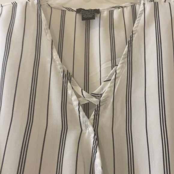 Black/white sleeveless blouse - Picture 2 of 2